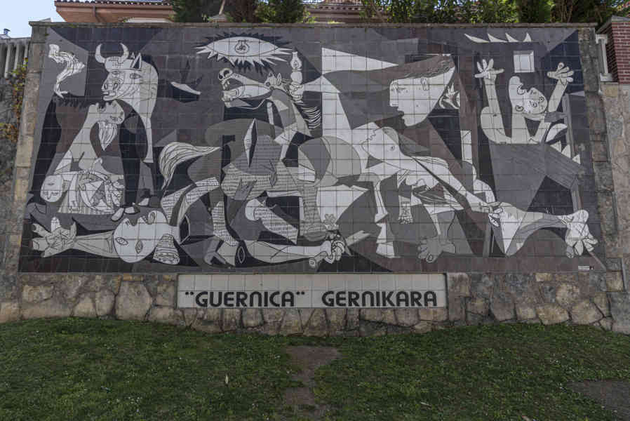 Vizcaya - Gernika-Lumo 22 - mural Gernika.jpg